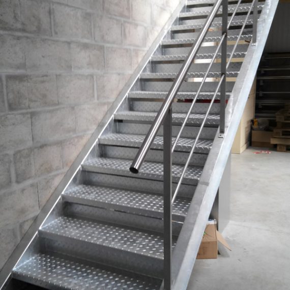 serrurerie-escalier-galvanise-rembarde-inox