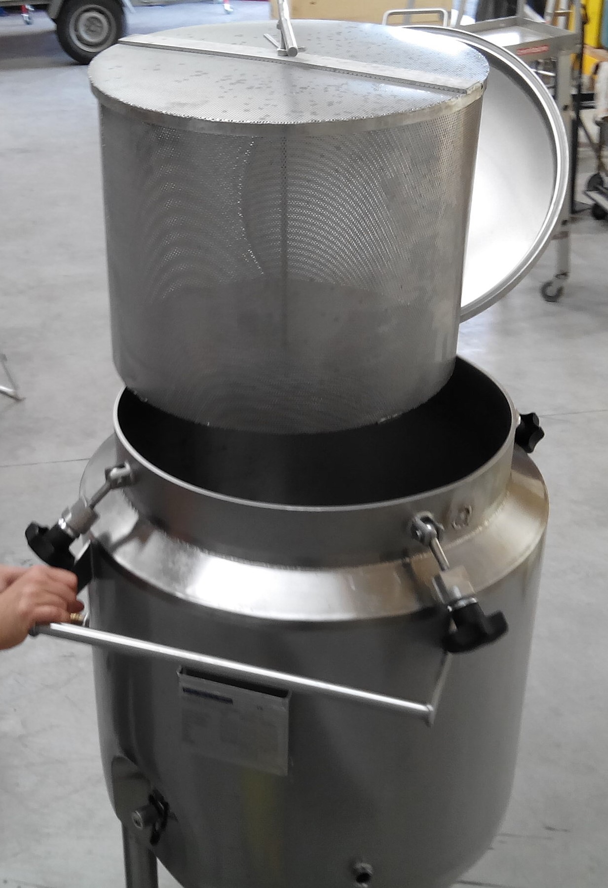 cuve-a-houblon-modifiee-avec-panier-adapte